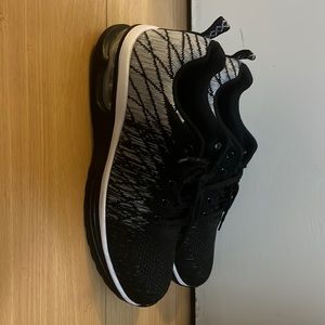 Forest men’s running shoes size 7.5